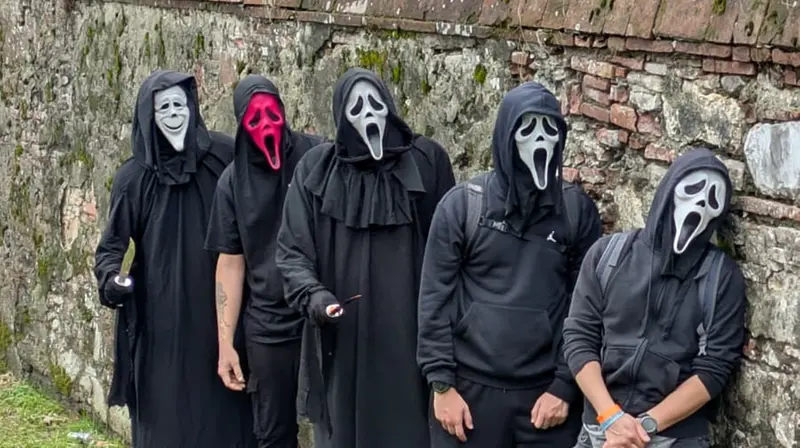 I ragazzi mascherati da Ghostface - © www.giornaledibrescia.it