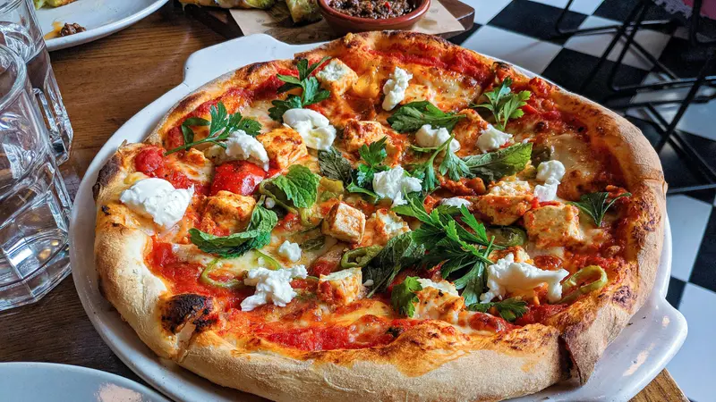 La pizza è considerata erroneamente un alimento da evitare