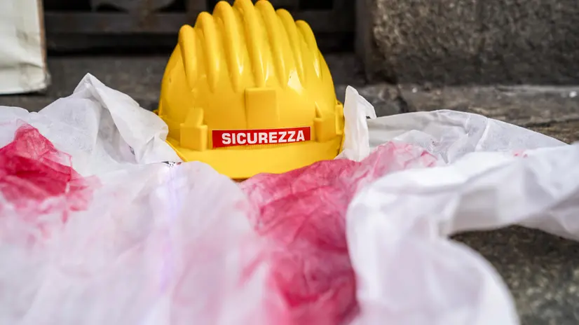 Si sono trovati davanti agli uffici dell'ispettorato del lavoro, a Torino, nel giorno del 17° anniversario della tragedia della ThyssenKrupp, il 6 dicembre 2024, per chiedere maggiore attenzione e prevenire così la strage. L'iniziativa di Rifondazione Comunista, Potere al Popolo, Cub, Usb, Pci e Sinistra Anticapitalista pone l'accento sui numero delle morti sul lavoro nel 2024 ANSA/JESSICA PASQUALON