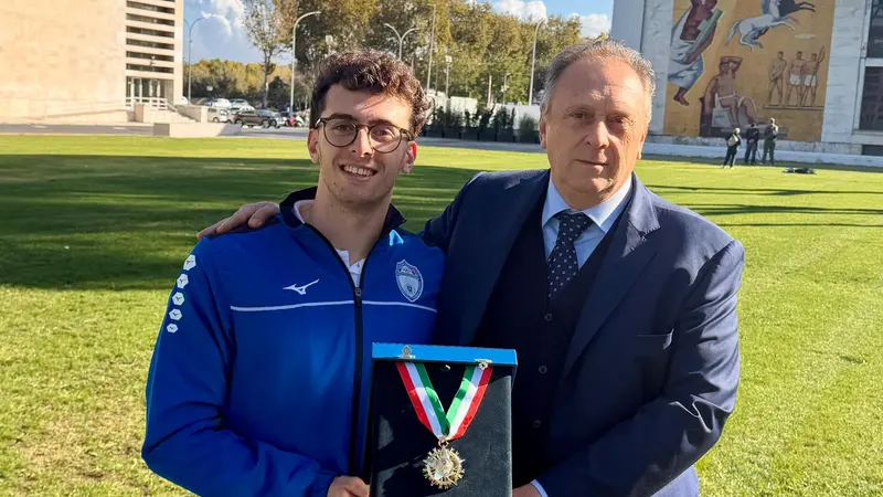 Il nuotatore Federico Bicelli con il padre Nunzio