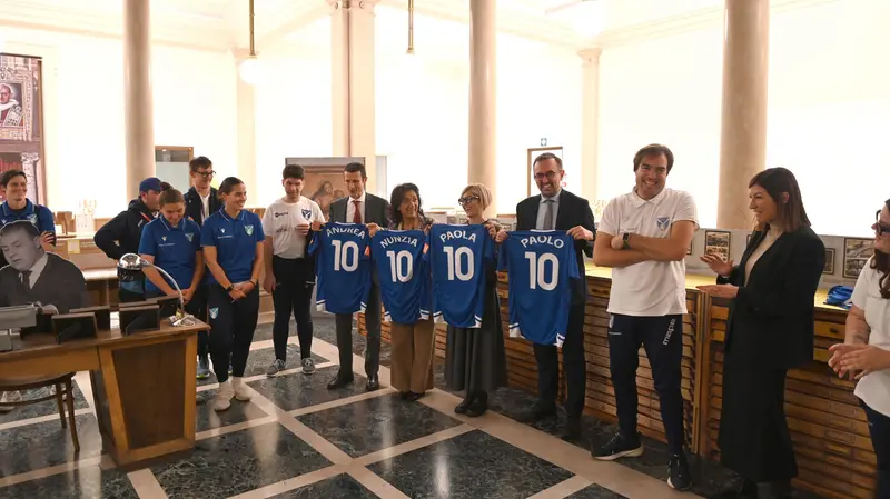 Brescia Calcio Femminile, Banca Intesa e GdB, tutti con la stessa maglia - Foto Gabriele Strada/Neg © www.giornaledibrescia.it