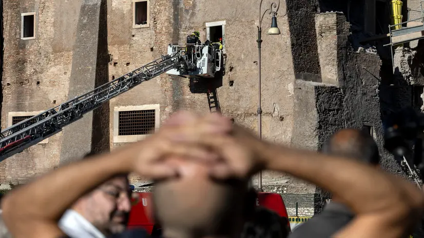 epa12501138 Firefighters work at the site after a section of the Torre dei Conti collapsed near the Imperial Forum in Rome, Italy, 03 November 2025. Rescue efforts are underway to try to save a trapped worker under the rubble. The collapse seriously injured one worker and required firefighters to rescue others from the structure. A second collapse occurred during the rescue operation. The incident is under investigation. EPA/MASSIMO PERCOSSI