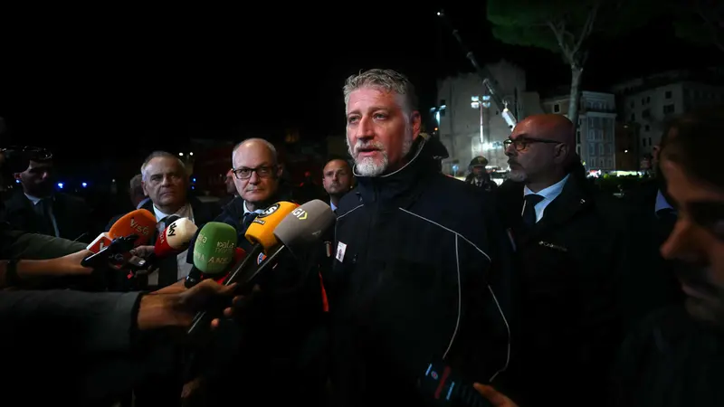 Il ministro Giuli e accanto a lui il sindaco Gualtieri - Foto Ansa © www.giornaledibrescia.it