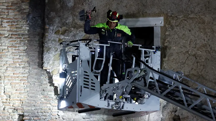 Vigili del Fuoco a lavoro per il crollo di una parte della Torre dei Conti, Roma, 03 novembre 2025. ANSA/ANGELO CARCONI