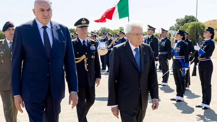 Decimomannu - Il Presidente Sergio Mattarella riceve gli onori militari al suo arrivo all'aeroporto militare di Decimomannu, in occasione della cerimonia di consegna delle Aquile di pilota militare, oggi 2 luglio 2025 (Foto di Paolo Giandotti - Ufficio per la Stampa e la Comunicazione della Presidenza della Repubblica)