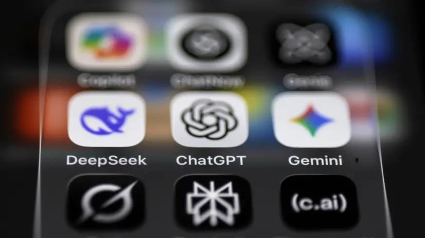 epa12494825 (ILLUSTRATION) - A mobile phone display showing the icons of artificial intelligence (AI) apps Deepseek, Chatgpt and Gemini in Berlin, Germany, 31 October 2025. EPA/HANNIBAL HANSCHKE