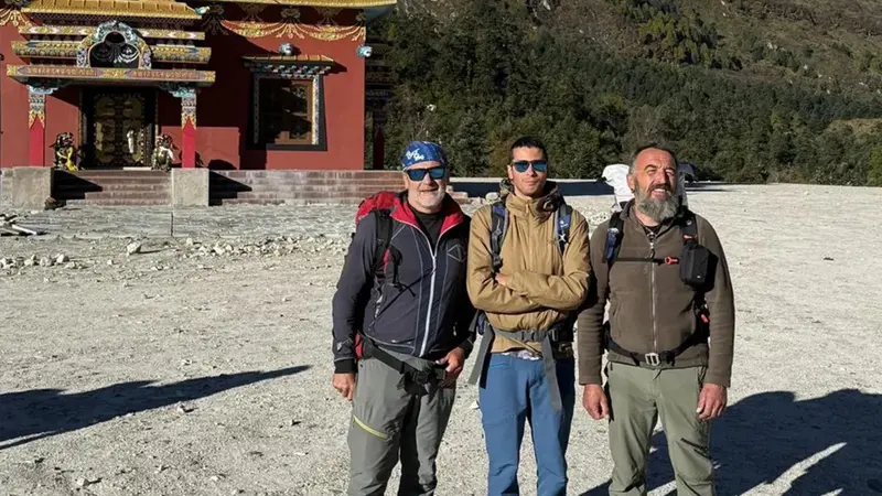 Valter Perlino di Pinerolo, Alessandro Caputo di Milano, Stefano Farronato di Bassano del Grappa in un'immagine tratta dall'account Instagram della spedizione in Nepal