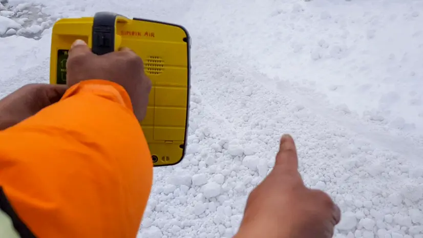 epa08144092 A rescue worker uses a tracking machine to find missing trekkers on the avalanche site in Annapurna mountain region, Nepal, 20 January 2020. At least 6 people including four South Korean trekkers have been missing after an avalanche on route on Annapurna Mountain. EPA/ANG TASHI SHERPA