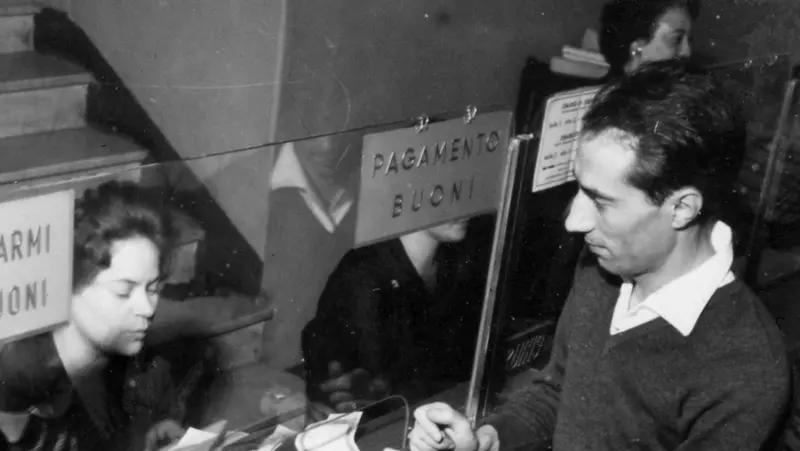 Un'istantanea datata 1960 in un ufficio postale - © www.giornaledibrescia.it
