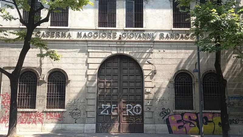 Via Lupi di Toscana: l’ingresso dell’ex caserma Randaccio - Foto Ansa © www.giornaledibrescia.it