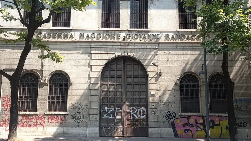 Via Lupi di Toscana: l’ingresso dell’ex caserma Randaccio - Foto Ansa © www.giornaledibrescia.it