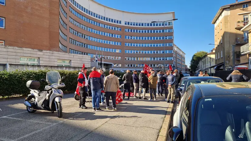 I sindacalisti fuori dal tribunale di Brescia - Foto © www.giornaledibrescia.it