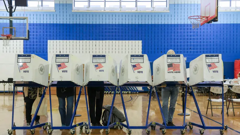 epa12488088 People vote early in the New York City election at a voting site in New York, New York, USA, 28 October 2025. The last day for early voting is 02 Nov, with election day on 04 Nov. EPA/SARAH YENESEL