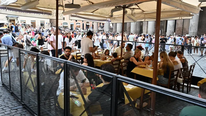 Tavoli all'aperto di un ristorante nel centro di Roma, 21 agosto 2025. ANSA/MAURIZIO BRAMBATTI