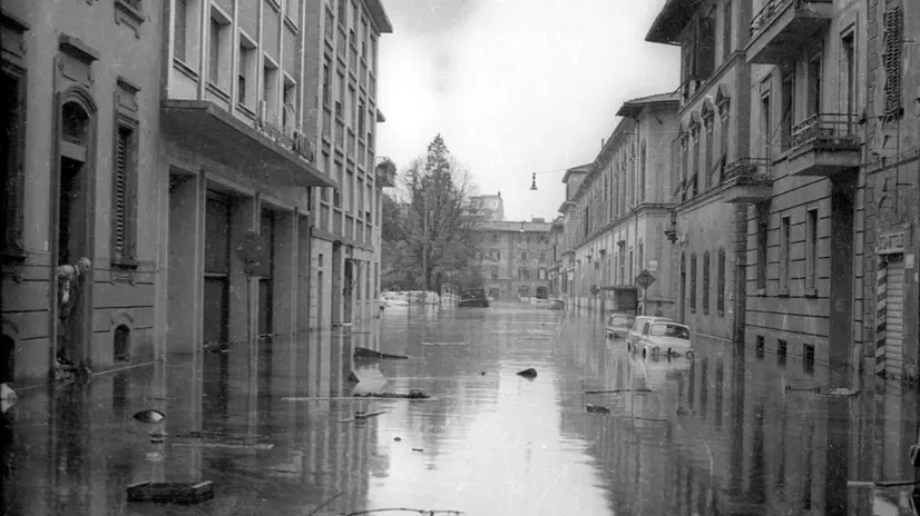 Un'immagine d'archivio dell' alluvione di Firenze del 4 novembre 1966, con le vie della citta' sommerse dalle acque del fiume Arno. ANSA/ ARCHIVIO