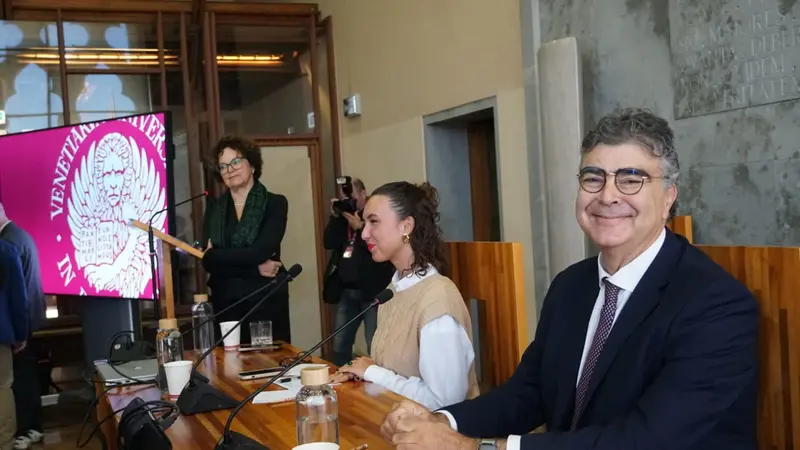 Emanuele Fiano nell'aula Baratto di Ca' Foscari, Venezia 4 novembre 2025, ANSA/ANDREA MEROLA