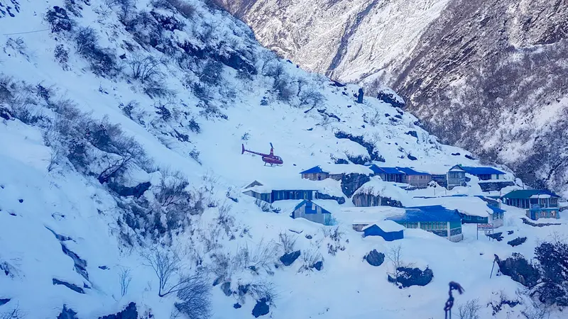 epa08144093 A rescue helicopter flies over Deurali village, near the avalanche site in Annapurna mountain region, Nepal, 20 January 2020. At least 6 people including four South Korean trekkers have been missing after an avalanche on route on Annapurna Mountain. EPA/ANG TASHI SHERPA