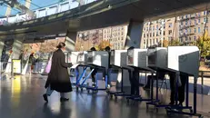 Un'elettrice alle urne per eleggere il nuovo sindaco di New York - Foto Ansa © www.giornaledibrescia.it