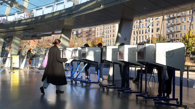 Un'elettrice alle urne per eleggere il nuovo sindaco di New York - Foto Ansa © www.giornaledibrescia.it