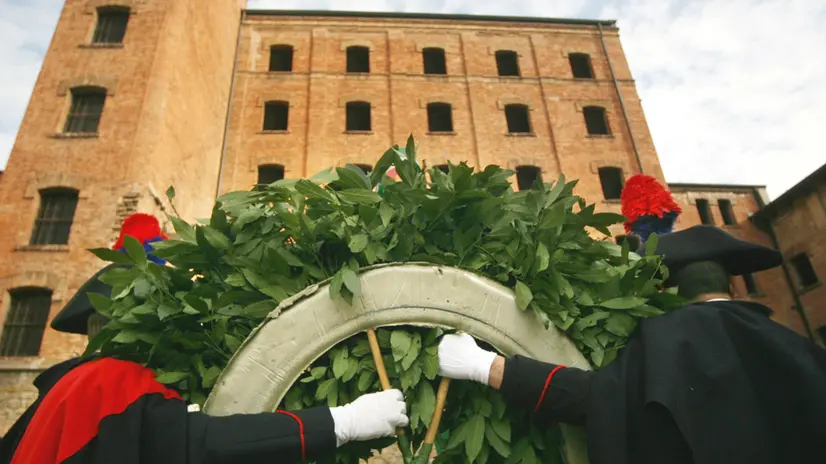 Carabinieri in alta uniforme depongono una corona d'alloro, oggi giornata della memoria, alla Risiera di San Sabba, campo di prigionia nazista durante la seconda guerra mondiale