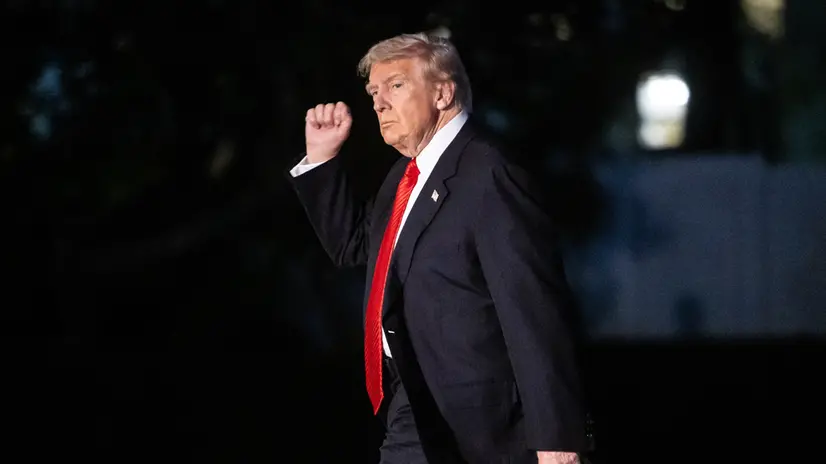 epa12499906 US President Donald Trump walks on the South Lawn of the White House in Washington, DC, USA, 02 November 2025. EPA/Francis Chung / POOL