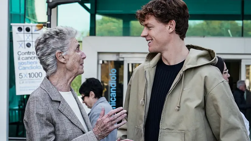 Il campione di tennis Jannik Sinner con il presidente della Fondazione Piemontese per la Ricerca sul Cancro Allegra Agnelli durante la visita del tennista all'ospedale oncologico di Candiolo. Torino 04 novembre 2025 ANSA/TINO ROMANO