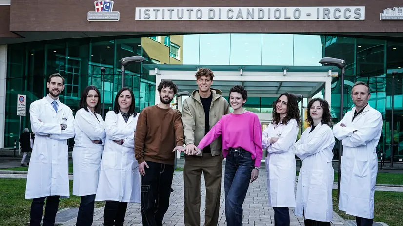 Il campione di tennis Jannik Sinner in visita all'ospedale oncologico di Candiolo. Torino 04 novembre 2025 ANSA/TINO ROMANO