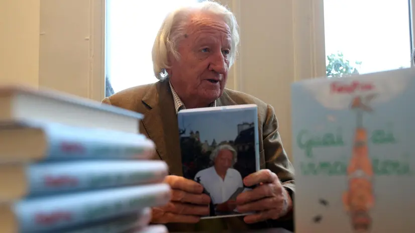 Giorgio Forattini alla Mondadori in piazza Duomo a Milano per incontrare i lettori in occasione dell'uscita del suo ultimo libro: "Guai ai vincitori", 19 dicembre 2013. ANSA / MATTEO BAZZI