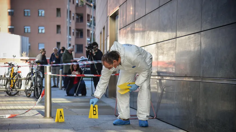 Arrivata la Sezione Investigazioni Scientifiche dei Carabinieri sul luogo della donna accoltellata in piazza Gae Aulenti, Milano 3 Novembre 2025 ANSA/MATTEO CORNER