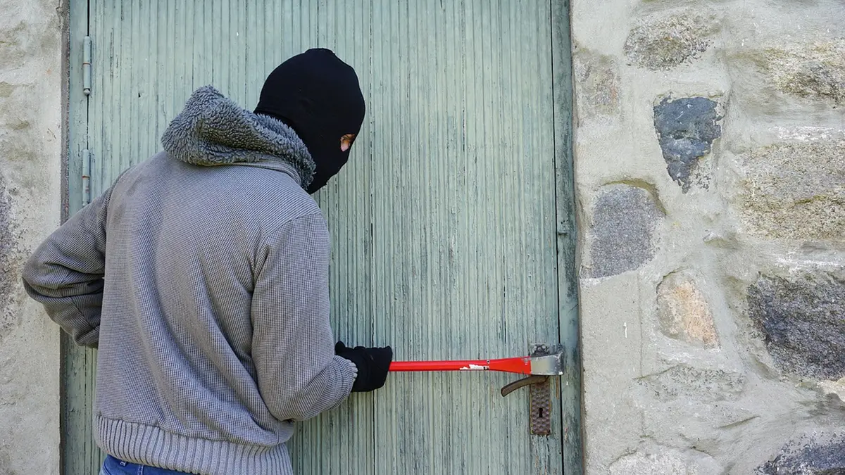 Un tentativo di furto in casa (foto simbolica)