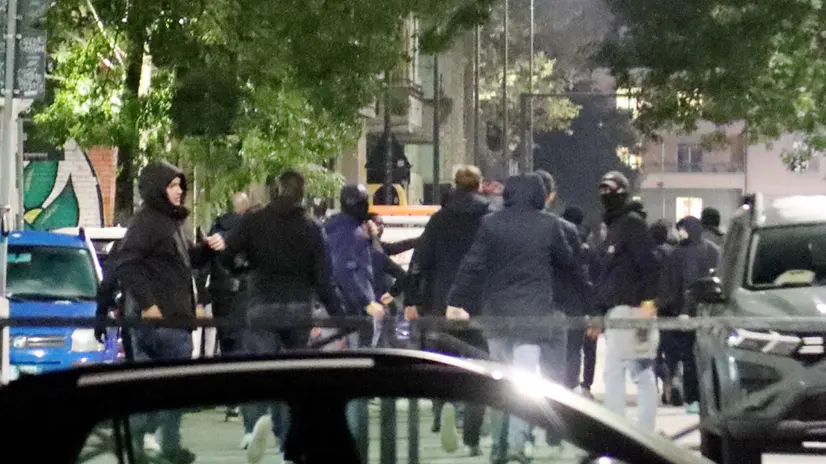 Polizia, Carabinieri e soccorritori sulla scena di una rissa tra tifosi del PSG e tifosi del Milan, ieri sera nella zona dei Navigli, Milano, Italia 07 novembre 2023. Durante l'incidente di violenza, un tifoso francese è stato pugnalato (non è in pericolo di vita) e due poliziotti sono rimasti feriti. Stasera, allo stadio Meazza di Milano, AC Milan e PSG FC giocheranno una partita di Champions League. /// Italian Police, Carabinieri and rescuers on the scene of a fight between PSG fans and AC Milan fans, late last night in the Navigli area, Milan, Italy 07 November 2023. During the incident of violence, a French fan was stabbed (not life threatening) and two policemen were injured. Tonight, at the Meazza stadium in Milan, AC Milan and PSG FC will play a Champions League match. ANSA / Paolo Salmoirago +++ BEST QUALITY AVAILABLE +++