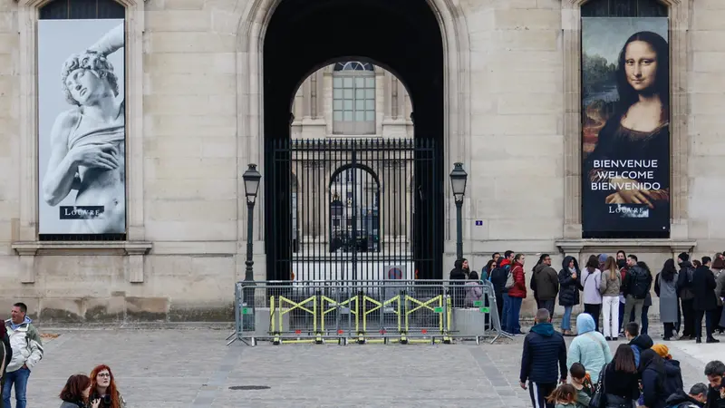 Il Louvre dopo il furto dei gioielli - Foto Epa © www.giornaledibrescia.it