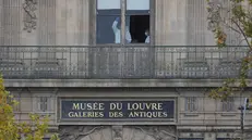 Agenti di polizia rilevano il Dna al museo del Louvre - Foto Ap © www.giornaledibrescia.it