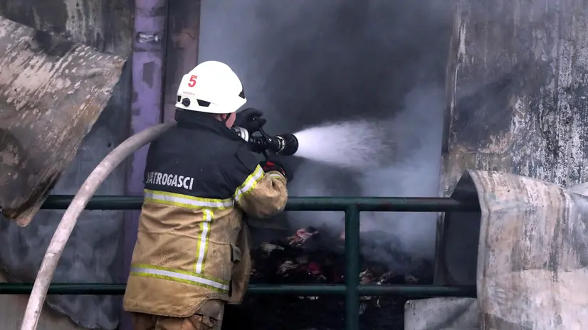 epa10959451 Firefighters put out a fire that broke out at a market in Sarajevo, Bosnia and Herzegovina, 05 November 2023, which was occupied by 185 stands. The cause of the fire is still unknown. EPA/FEHIM DEMIR
