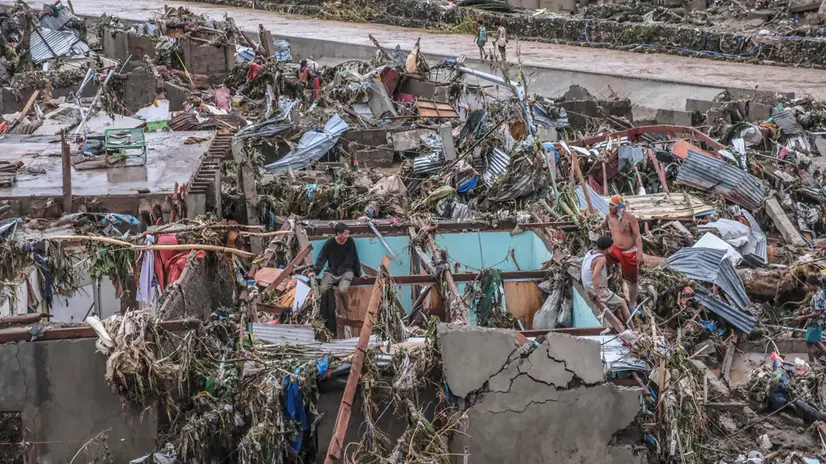 epa12502075 People inspect the damage after the passage of typhoon Kalmaegi in Talisay City, Cebu province, Philippines 04 November 2025. Typhoon Kalmaegi crossed the Visayas region of the central Philippines on 04 November, causing flood, power outage and damage to property. According to the Philippine Atmospheric, Geophysical, and Astronomical Services Administration (PAGASA), the storm is projected to be in the vicinity of Patnongon, Antique province, moving northwest at 15kph with maximum winds of 130kph. EPA/JUANITO ESPINOSA
