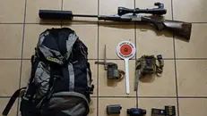 Il materiale per la caccia di frodo sequestrato dalla Polizia