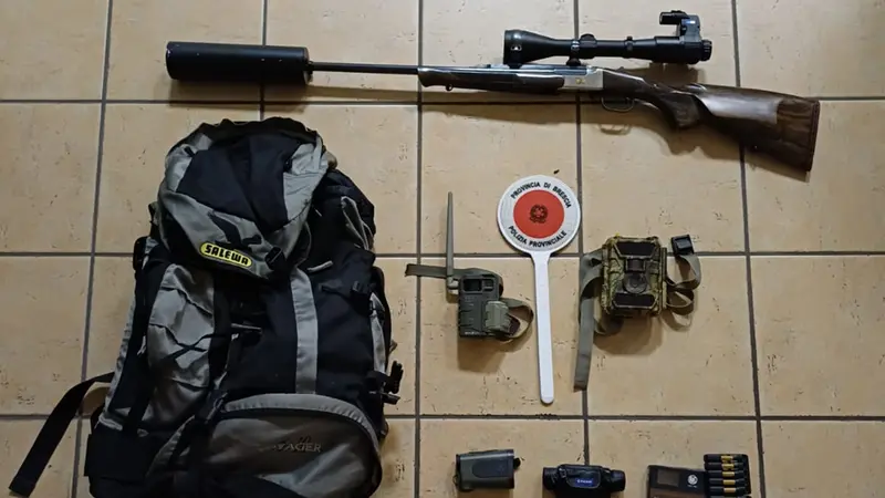 Il materiale per la caccia di frodo sequestrato dalla Polizia