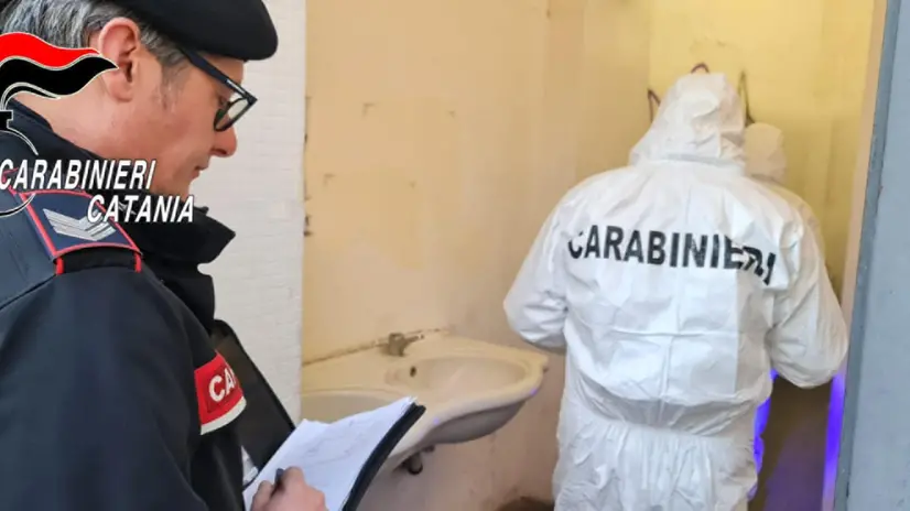 Carabinieri eseguono i rilievi dopo che una tredicenne è stata violentata nei giardini comunali della Villa Bellini di Catania da sette persone, 3 febbraio 2024. ANSA/ UFFICIO STAMPA CARABINIERI ++HO - NO SALES EDITORIAL USE ONLY++NPK