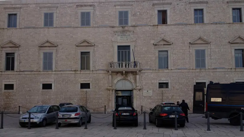 Il Tribunale di Trani, il 1 febbraio 2013. La procura ha aperto un'inchiesta sui derivati che coinvolge cinque banche italiane: Mps, Bnl, Unicredit, Intesa San Paolo, Credem. ANSA/ROBERTO BUONAVOGLIA