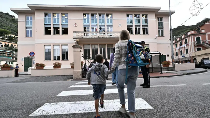 Primo giorno di scuola per i bambini della scuola primaria e secondaria di Sori, 15 settembre 2025. ANSA/LUCA ZENNARO