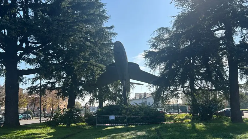 Il jet che verrà rimosso dal parco dell'Aeronautica a Orzinuovi © www.giornaledibrescia.it