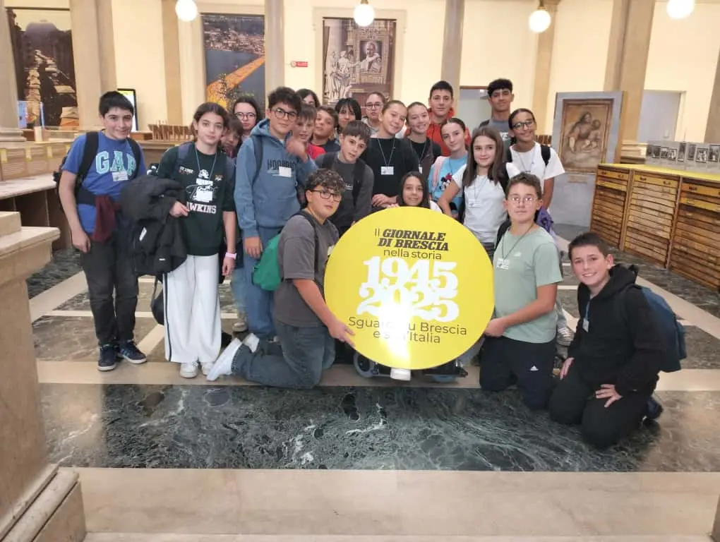 La 2A e la 2B dell'istituto Einaudi di Sale Marasino visitano la mostra del GdB