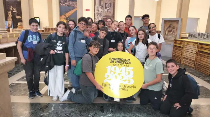 La 2A e la 2B dell'istituto Einaudi di Sale Marasino visitano la mostra del GdB