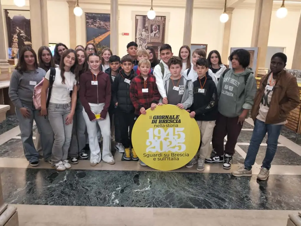 La 2A e la 2B dell'istituto Einaudi di Sale Marasino visitano la mostra del GdB