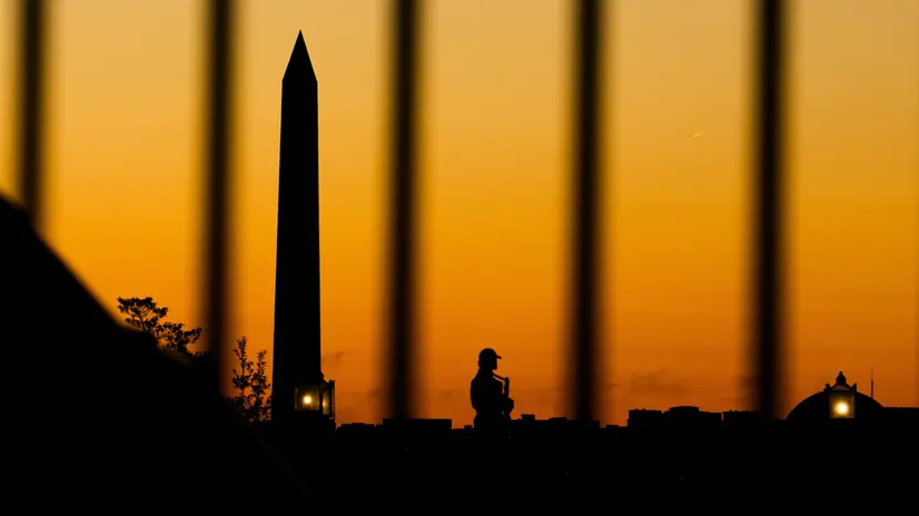 epa12503875 The sun sets behind the Washington Monument in Washington, DC, USA, 04 November 2025. US Lawmakers continue to work to end the government shutdown. EPA/AARON SCHWARTZ