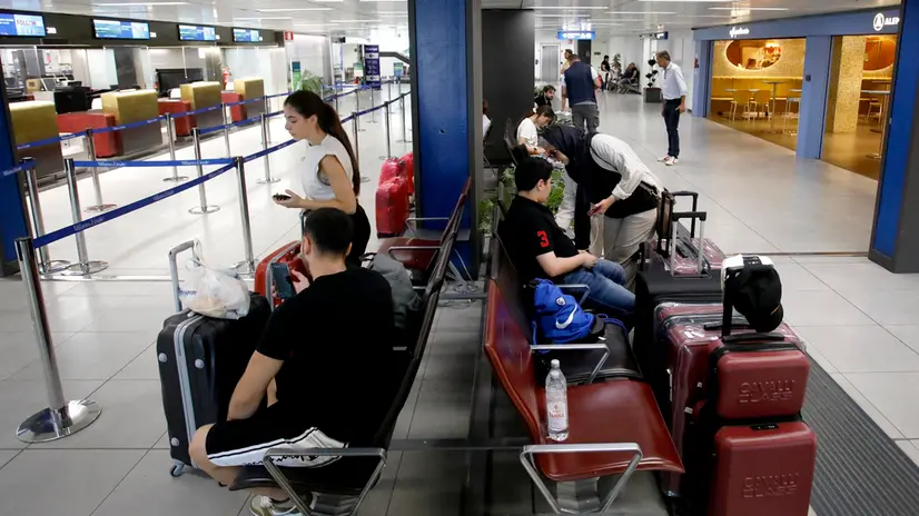 Sciopero degli aerei all'aeroporto di Linate con disagi per i passeggeri a Milano, 15 luglio 2023.ANSA/MOURAD BALTI TOUATI