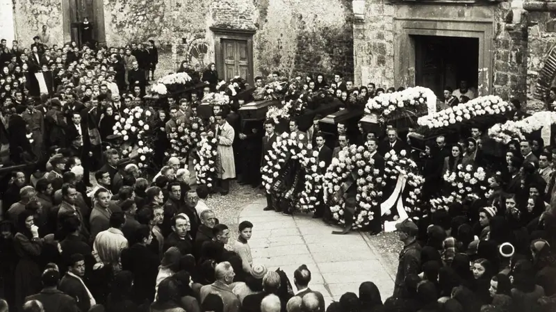 I funerali delle vittime del mitragliamento dell'Iseo, nel 1944 - Foto Sbardolini Iseo