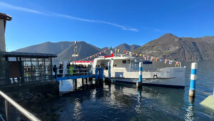 Nel giorno dell'81esimo anniversario del mitragliamento, la motonave Iseo è tornata in acqua © www.giornaledibrescia.it