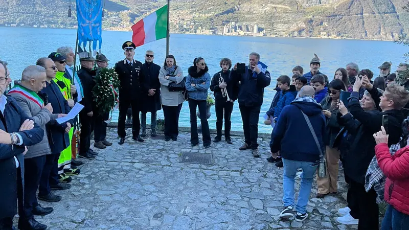 Un momento della cerimonia per il ritorno in acqua della motonave Iseo © www.giornaledibrescia.it
