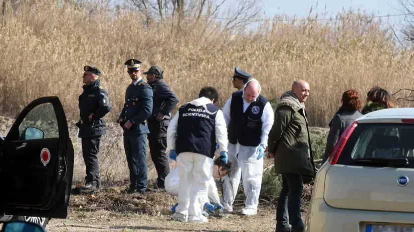 Inquirenti sul luogo dove ossa umane e una scarpa, forse appartenenti a una 15enne bengalese scomparsa ad Ancona nel 2010, sono state trovate in un pozzo, utilizzato per gettare rifiuti e coperto con terra nei dintorni dell'Hotel House di Porto Recanati (Macerata), 28 marzo 2018. ANSA